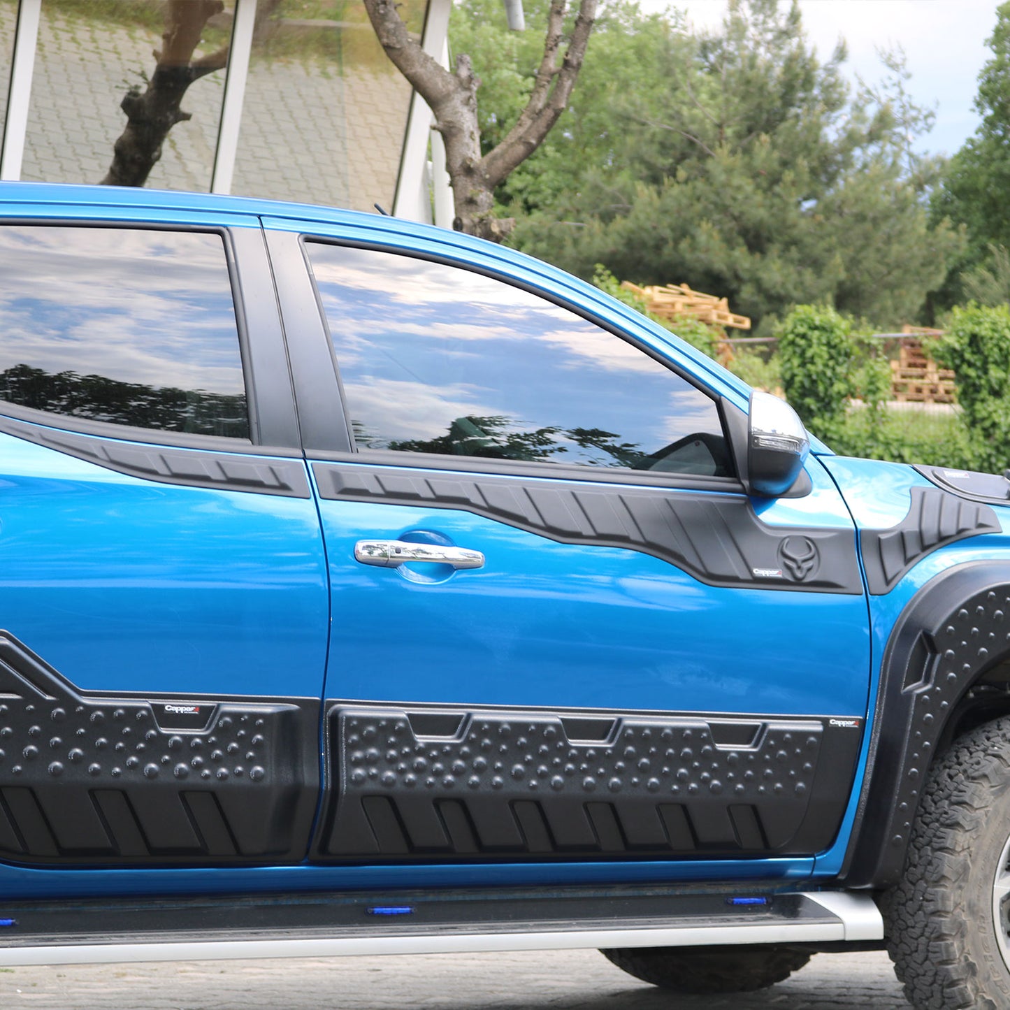 For Mitsubishi L200 (2019–2025) Bat Style Door Side Hood Protector