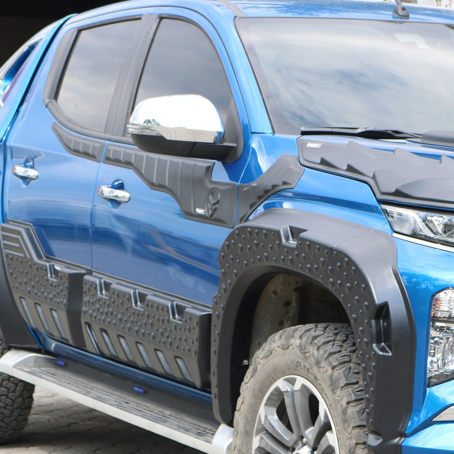For Mitsubishi L200 (2019–2025) Bat Style Door Side Hood Protector