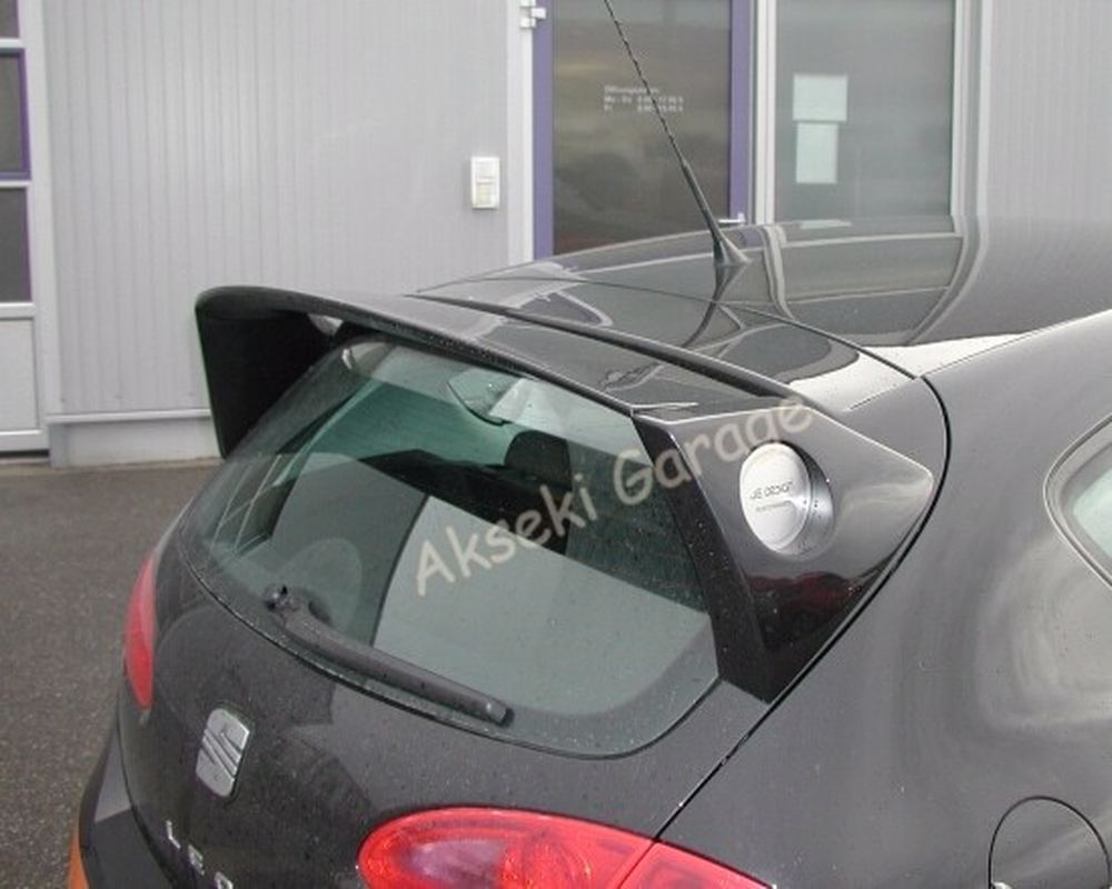 High-Design Fiberglass Spoiler for Seat Leon 2006-2009 Non-Facelift – Unpainted & Unprimed, Ready to Customize!