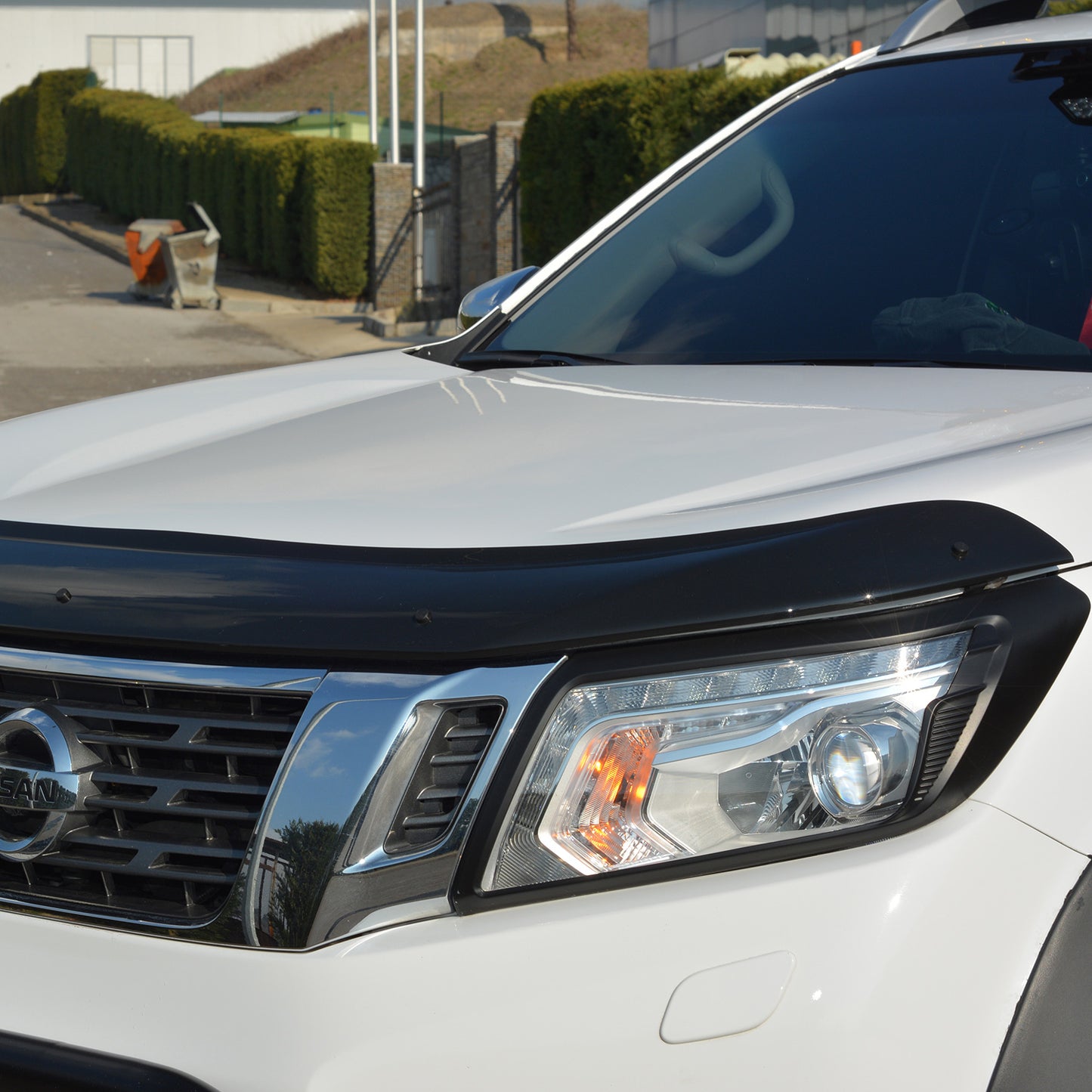 For Nissan Navara Front Hood Protection Spoiler (2016–2021) – Bug Shield & Hood Deflector Guard